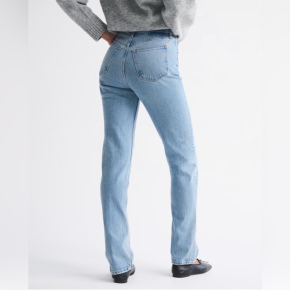 Abercrombie & Fitch Women’s Light Wash Ultra High Rise 90s Straight Jeans - Picture 2 of 5